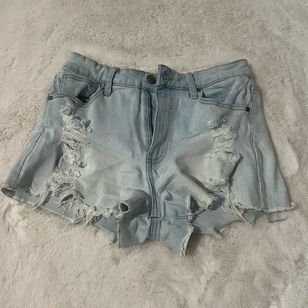 NO BOUNDARIES light ripped JEAN shorts!